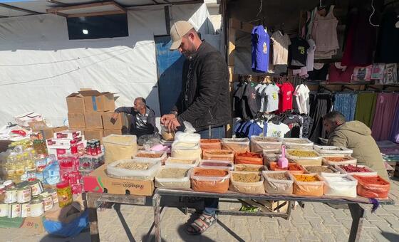 الشاب الفلسطيني عبد الله الخواجا، خريج الهندسة الكهربائية، يعمل بائع توابل في سوق في خان يونس - جنوب غزة.